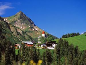 Damüls - Kirchdorf mit dem Glatthorn im Hintergrun