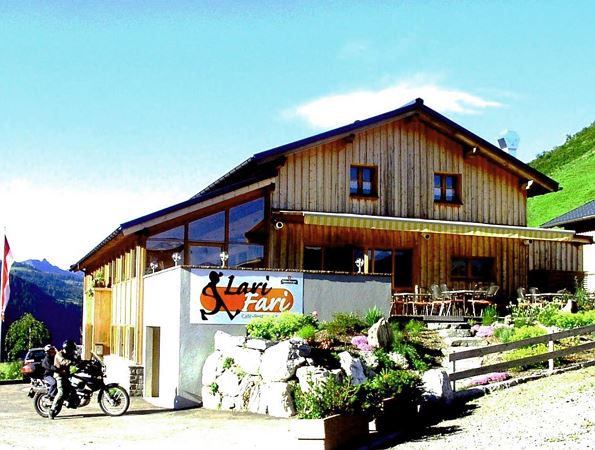 Restaurant Lari Fari Außenansicht Sommer