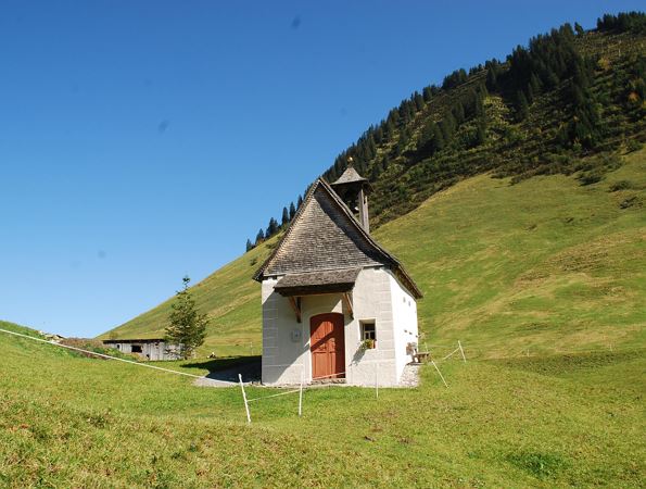 St. Annakapelle in Faschina im Sommer