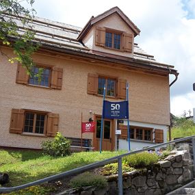 Kulisse Pfarrhof - FIS Skimuseum Damüls